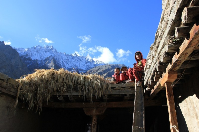 Waving goodbye. Children of the head lama of Halji village. Limi Valley.