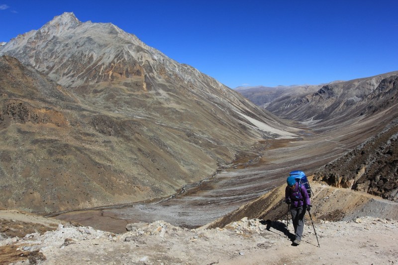Climbing up to Nyula La (5000m). Tibetean plateau in the background.